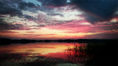 Zonsopgang vs. zonsondergang Zonsopgang vs. zonsondergang
